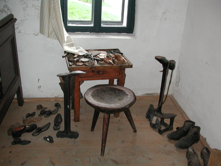 Shoemaker's bench in Hlinsko house museum.jpg 390.8K